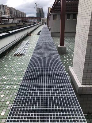FRP模具歩道格子 パーソナライズされた色彩と防滑砂グリッテッド表面