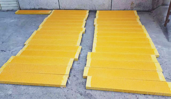 長さ 1m から 11.6m 滑り防止高強度FRPのカスタマイズされたガラス繊維の階段脚板
