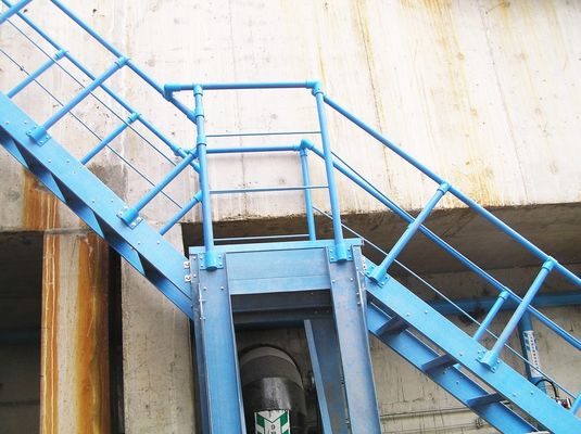 断熱されたFRP階段 ファイバーステップ階段構造のためのレイル 250ポンドの重量容量