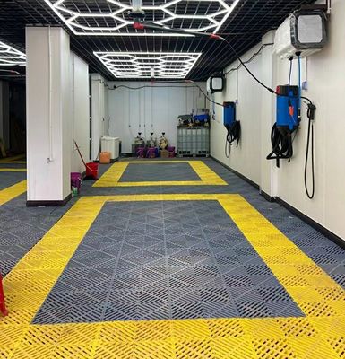 50x50x5.0cm プラスチックガレージ床マット 洗車工場 工業デザインスタイル