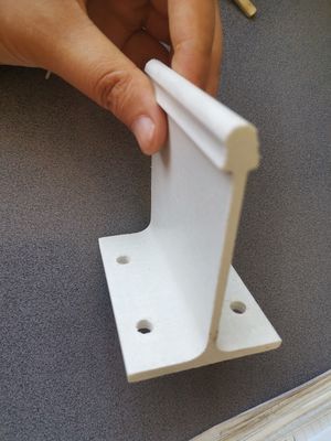 要求に応じて立面シーム屋根隔熱のためのスムーズGFRPFRP熱ホルダー
